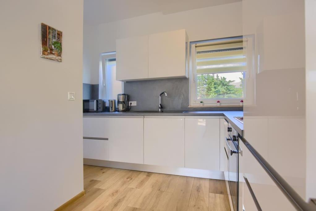 Apartment Sunrise Fuer 6 Personen In Pula-Stinjan Exterior foto